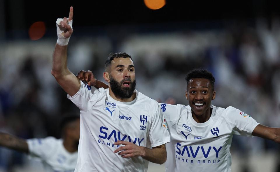 华体会平台-戴帽+独造4球！38岁本泽马完美首秀：率队6-0终结3连平，3分领跑